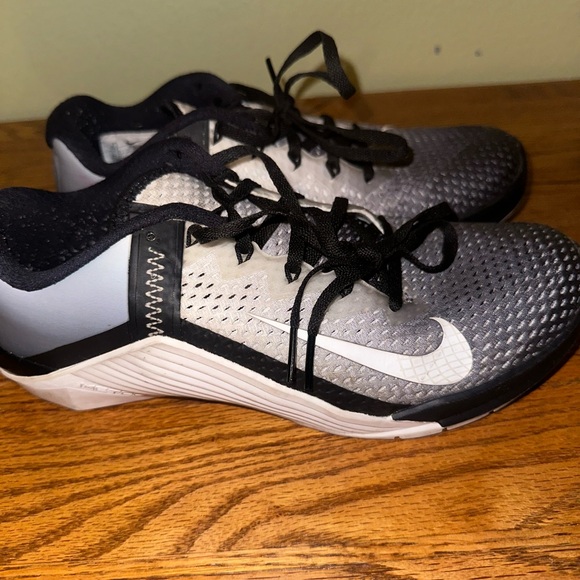 Women’s metcon cross trainers ombré black & white in size 8.5 - Picture 1 of 2